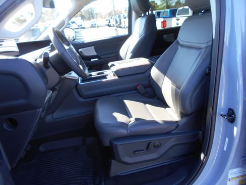 Used 2025 Ford Expedition Active image 2