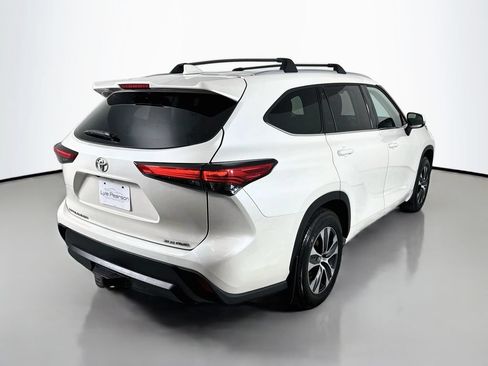 Used 2021 Toyota Highlander XLE AWD/4WD image 9