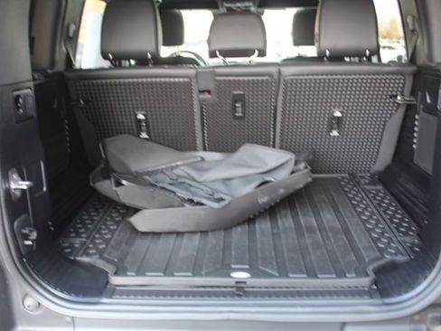 Used 2024 Land Rover Defender 110 X-Dynamic SE image 25