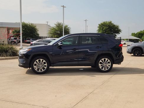 Used 2022 Toyota RAV4 XLE Premium FWD image 4
