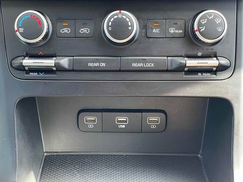 Used 2024 Kia Carnival LX image 10