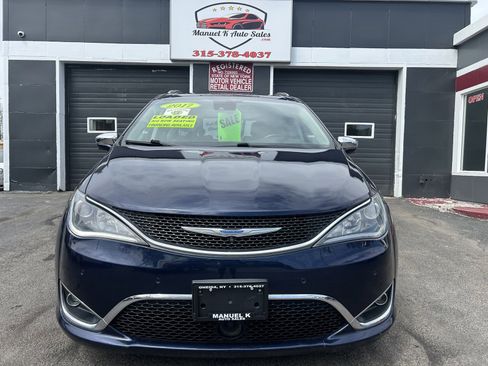 Used 2018 Chrysler Pacifica Limited w/ Advanced Safetytec Group FWD image 2