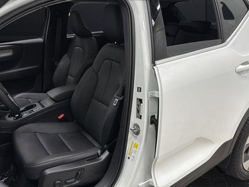 Used 2025 Volvo XC40 B5 Core AWD/4WD image 9