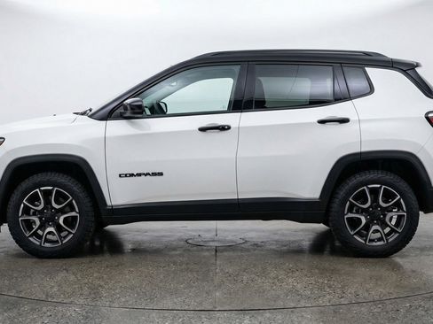 Used 2025 Jeep Compass Trailhawk AWD/4WD image 5