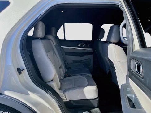 Used 2018 Ford Explorer XLT w/ Equipment Group 201A FWD image 26