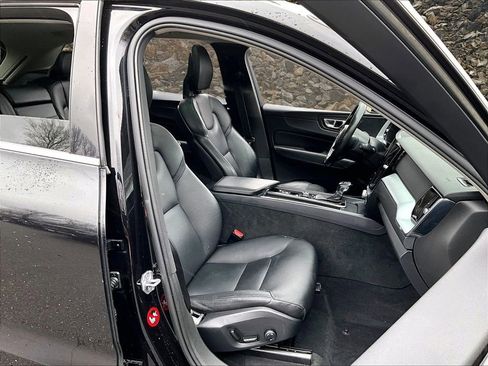 Used 2018 Volvo XC60 T6 Momentum w/ Convenience Package image 6