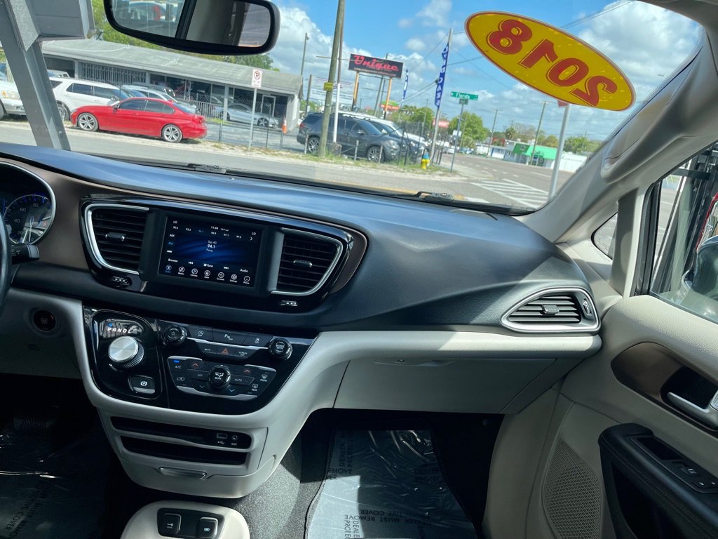 Used 2018 Chrysler Pacifica Touring-L FWD image 34