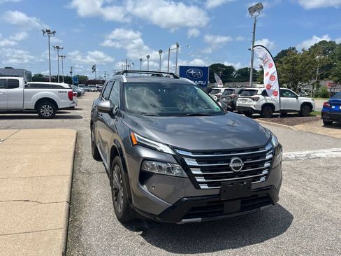Used 2025 Nissan Rogue Platinum FWD image 2