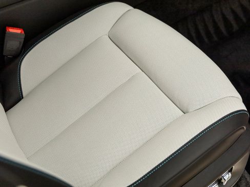 New 2026 Rolls-Royce Cullinan Black Badge image 43