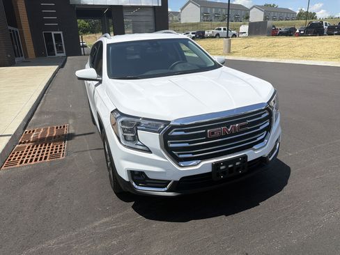 Used 2024 GMC Terrain SLT AWD/4WD image 4