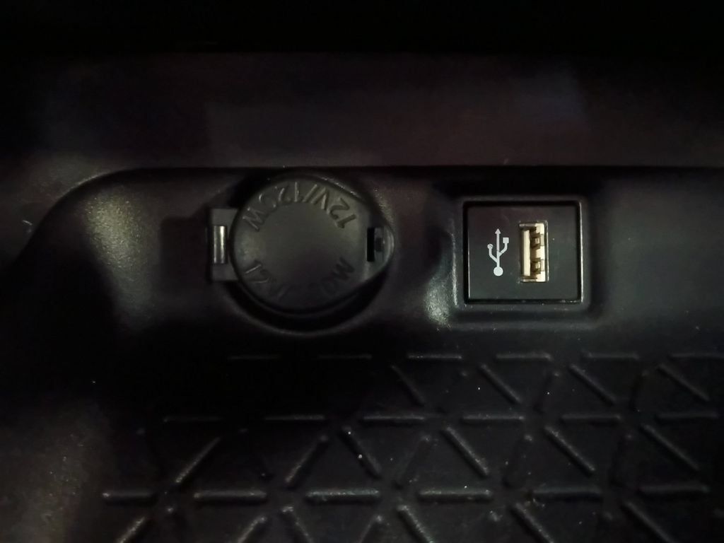 Used 2025 Toyota RAV4 XLE FWD image 6