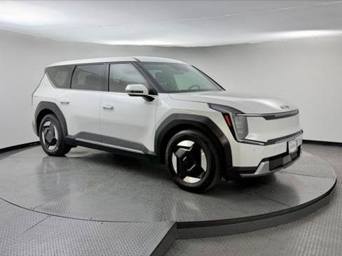 Used 2024 Kia EV9 Light Long Range RWD image 11