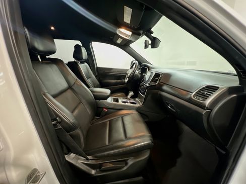 Used 2020 Jeep Grand Cherokee Altitude AWD/4WD image 21