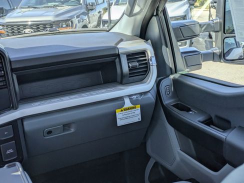 New 2025 Ford F550 4x4 Regular Cab Super Duty image 15