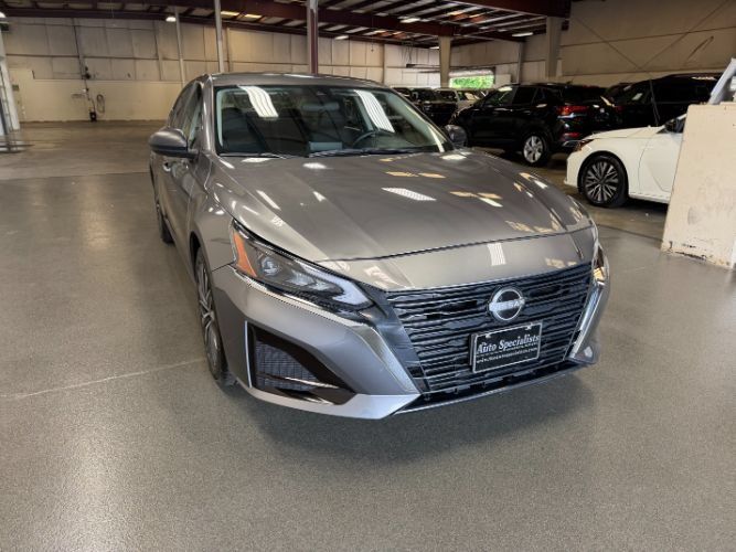 Used 2025 Nissan Altima 2.5 SV FWD image 8