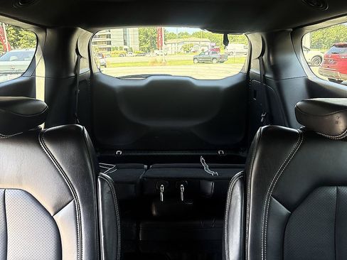 Used 2025 Chrysler Pacifica Select FWD image 26