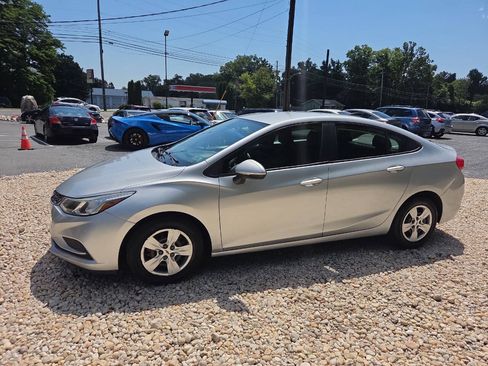 Used 2018 Chevrolet Cruze LS FWD image 3