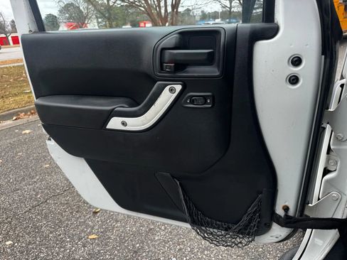 Used 2012 Jeep Wrangler Unlimited Sport image 9