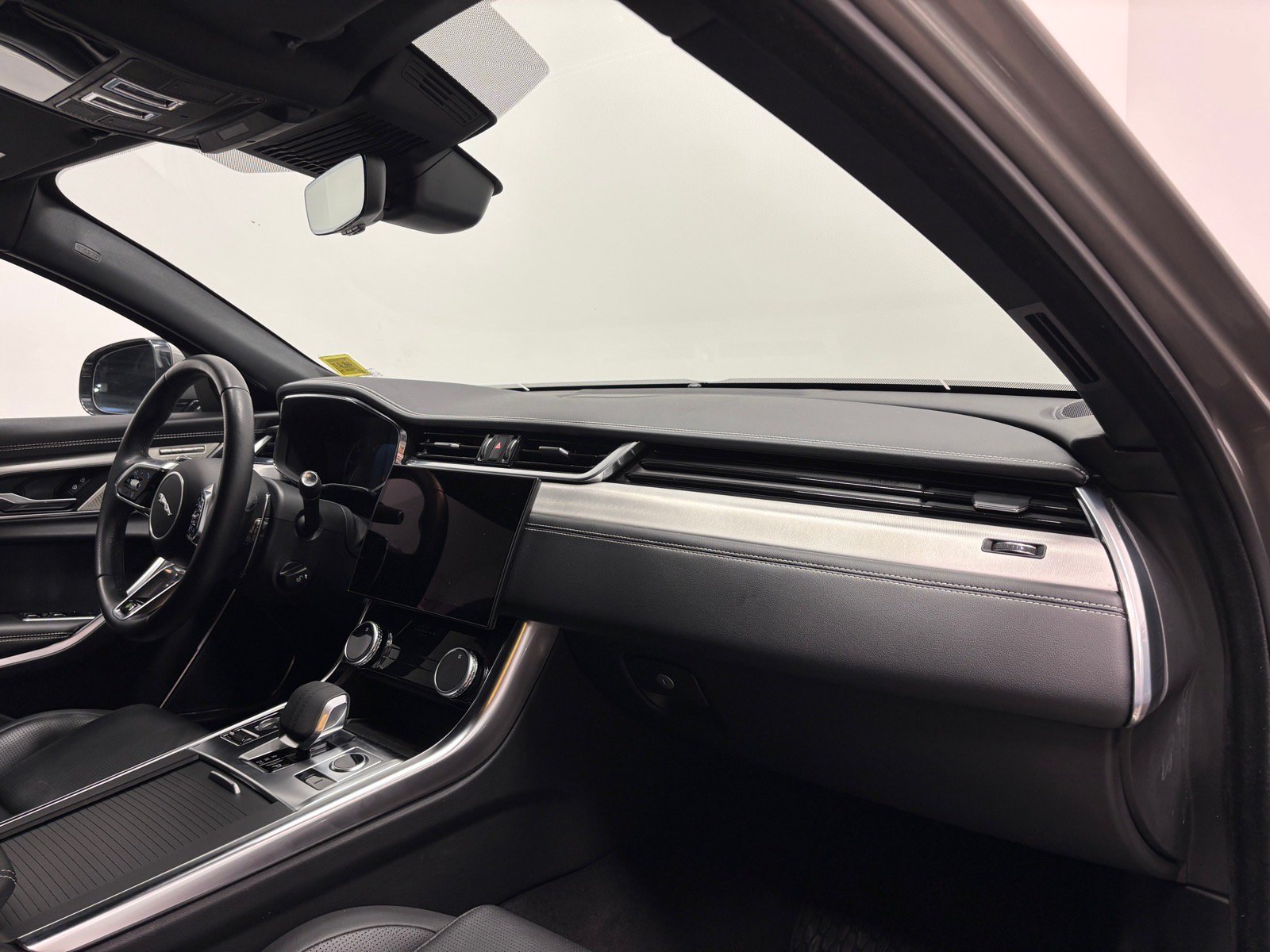 Used 2023 Jaguar XF R-Dynamic SE AWD/4WD image 28