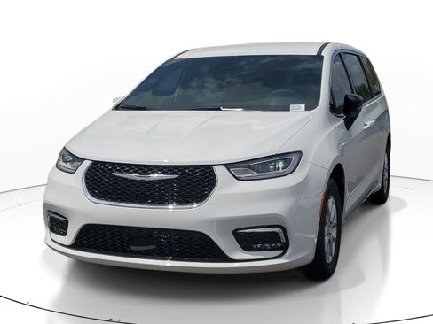 New 2026 Chrysler Pacifica Select image 2