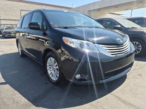 Used 2015 Toyota Sienna XLE w/ XLE Navigation Package FWD image 9