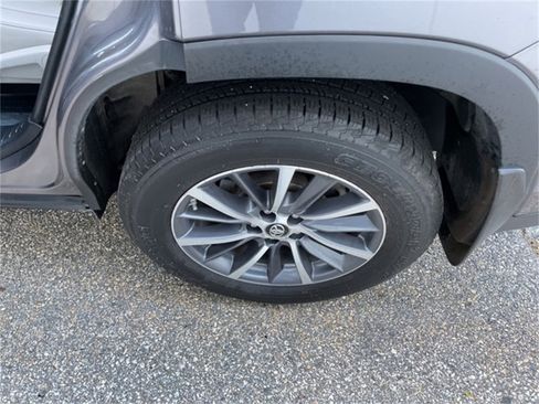 Used 2019 Toyota Highlander XLE image 10