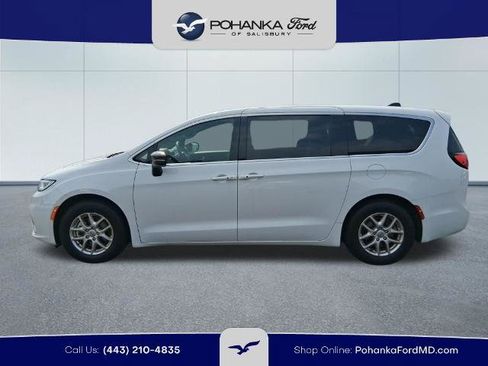 Used 2025 Chrysler Pacifica Select FWD image 8