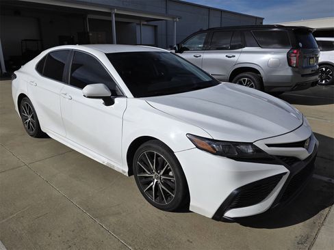 Used 2021 Toyota Camry SE image 14