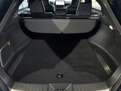 Used 2023 Toyota Venza Limited image 29