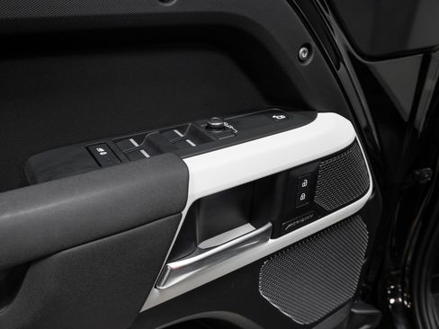 Used 2022 Land Rover Defender 110 S image 45