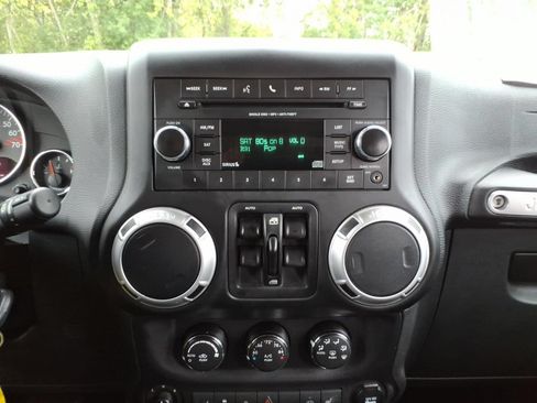 Used 2016 Jeep Wrangler Unlimited Rubicon AWD/4WD image 24