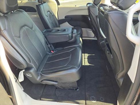 Certified 2018 Chrysler Pacifica Limited image 7