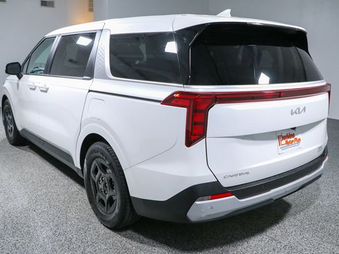 Used 2025 Kia Carnival FWD image 9