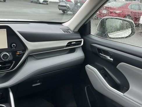 Used 2023 Toyota Highlander XLE image 22