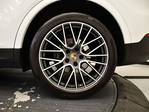 Used 2022 Porsche Cayenne image 16