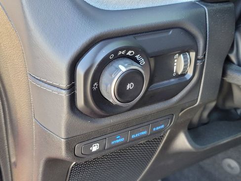 Used 2025 Jeep Wrangler Unlimited Sahara AWD/4WD image 17