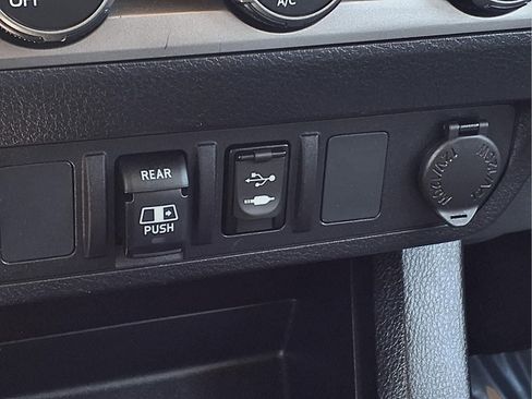Certified 2019 Toyota Tacoma SR5 AWD/4WD image 17