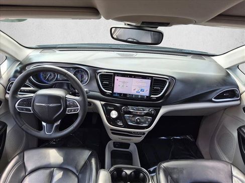 Used 2023 Chrysler Pacifica Touring-L FWD image 16