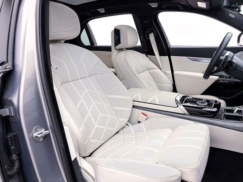 Used 2024 BMW 760i xDrive image 44