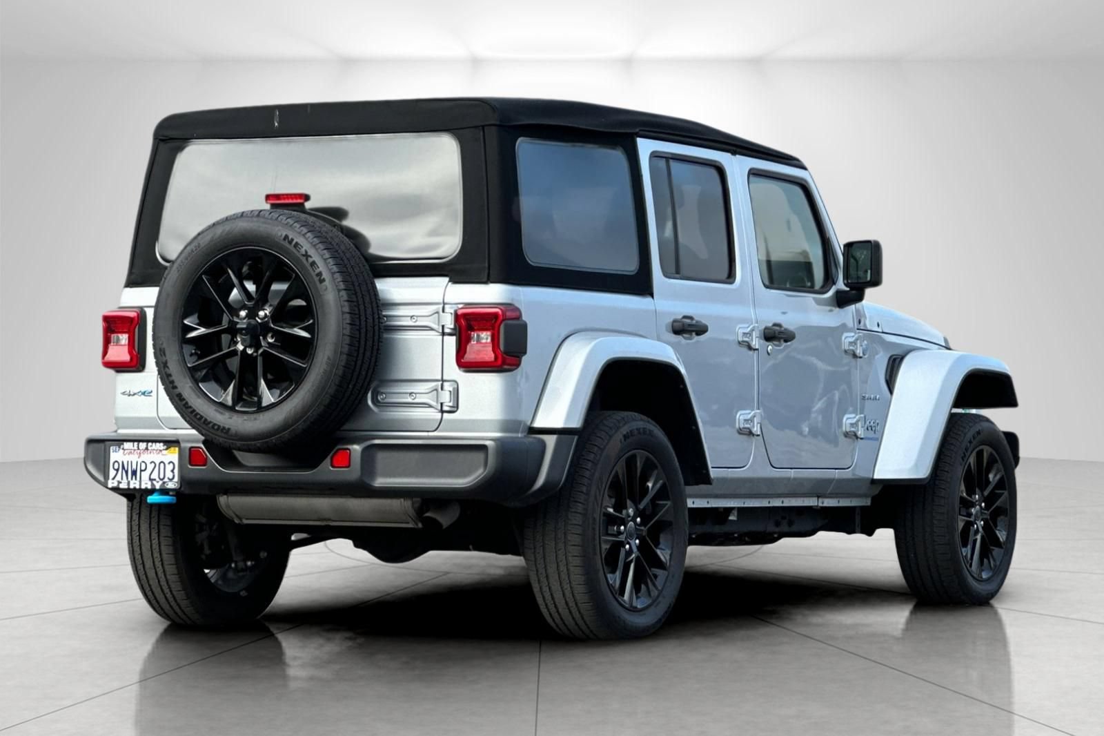 Used 2024 Jeep Wrangler Unlimited Sahara AWD/4WD image 3