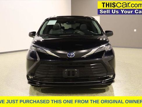 Used 2025 Toyota Sienna XLE image 2