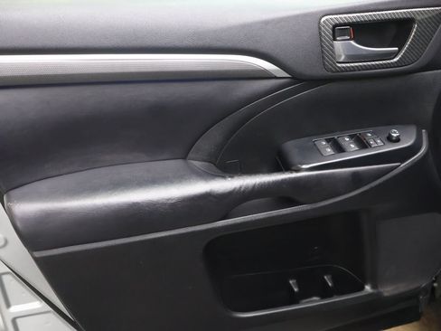 Used 2019 Toyota Highlander SE AWD/4WD image 16