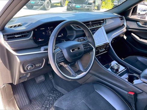 Used 2025 Jeep Grand Cherokee Altitude AWD/4WD image 8