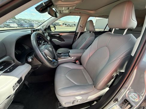 Used 2023 Toyota Highlander Limited image 13