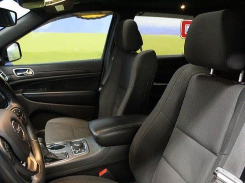 Used 2019 Jeep Grand Cherokee Laredo image 19