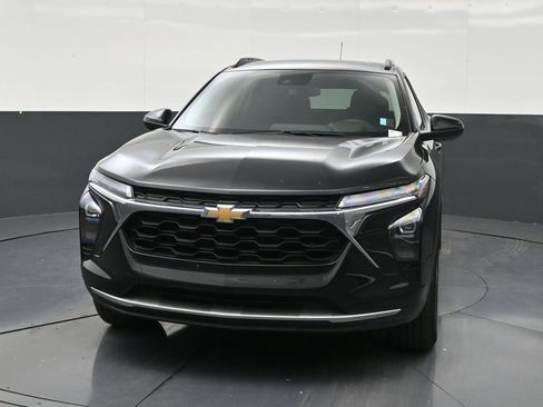 Used 2025 Chevrolet Trax LT FWD image 8