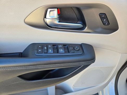 Used 2023 Chrysler Pacifica Touring-L image 18