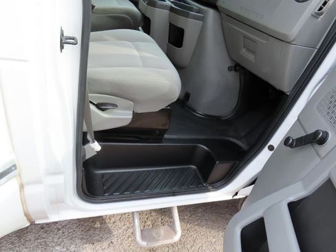 Used 2011 Ford E-350 and Econoline 350 Super Duty image 17