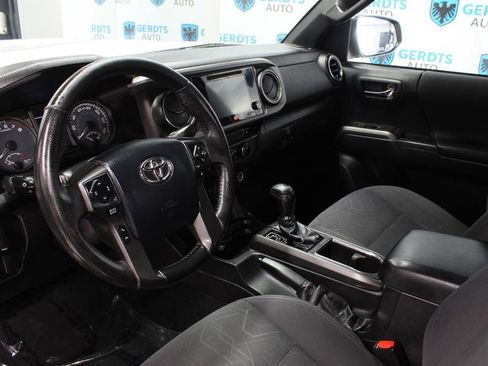 Used 2016 Toyota Tacoma TRD Sport image 7