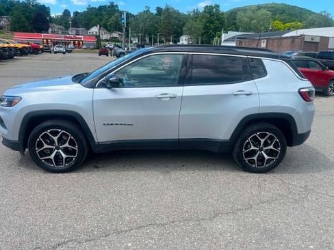 Used 2025 Jeep Compass Limited AWD/4WD image 2